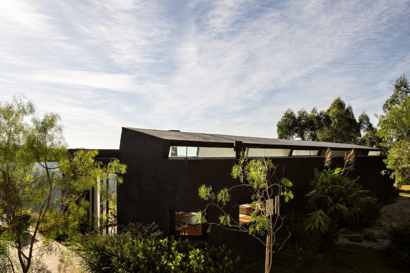 由Felipe Hess设计的极简主义住宅Casa Preta