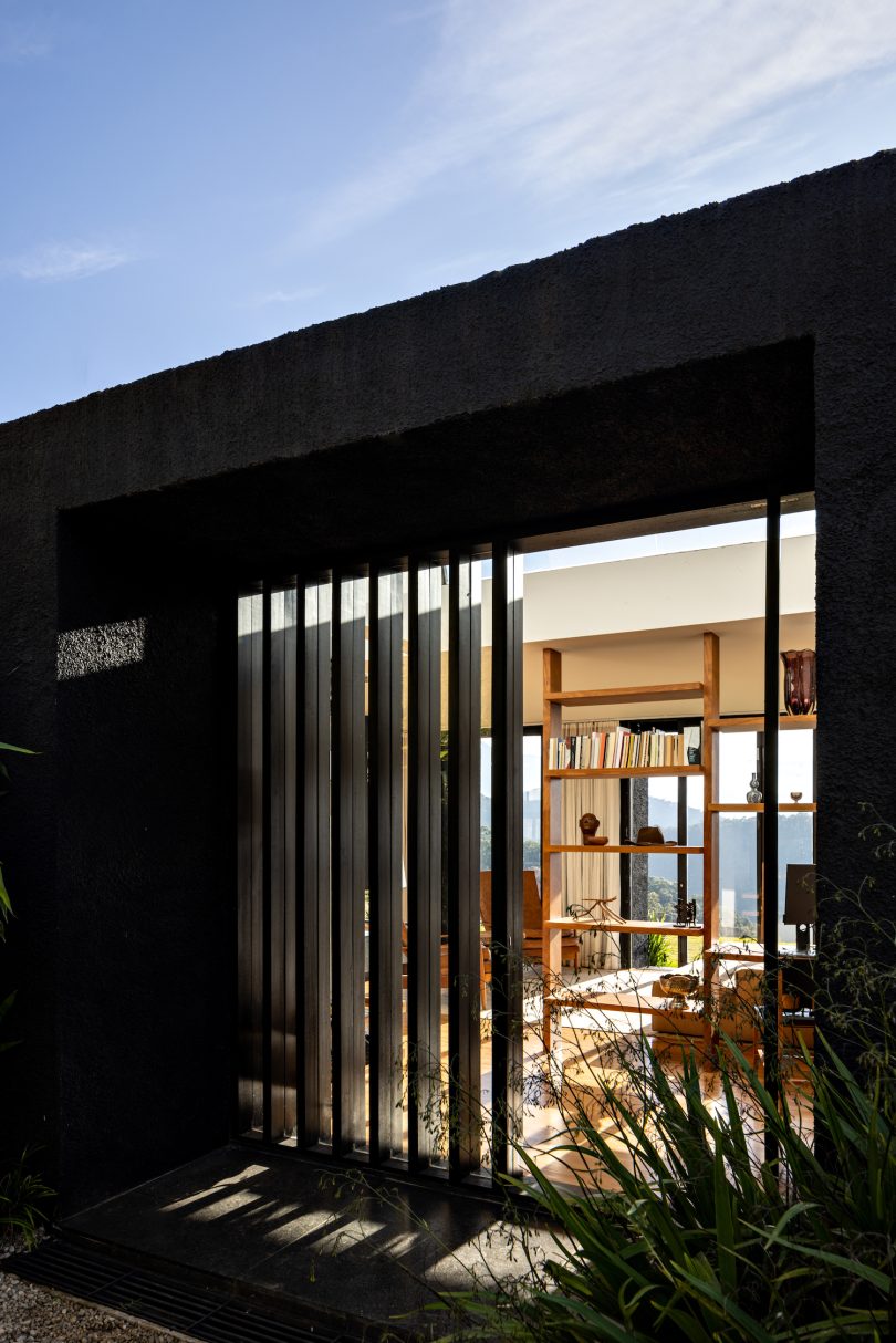 由Felipe Hess设计的极简主义住宅Casa Preta