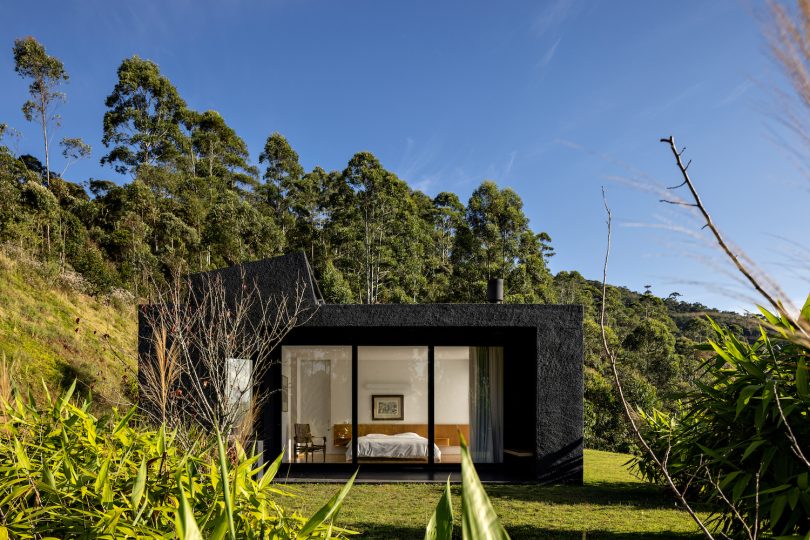 由Felipe Hess设计的极简主义住宅Casa Preta