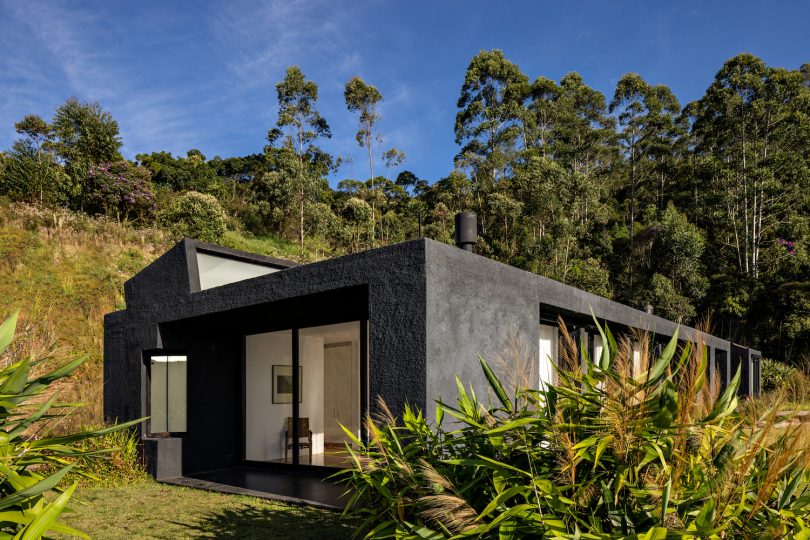 由Felipe Hess设计的极简主义住宅Casa Preta