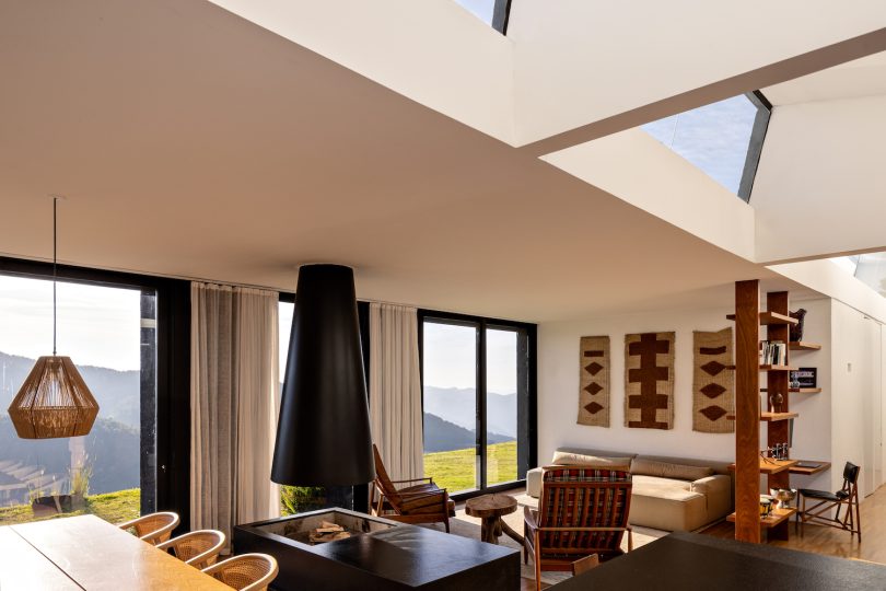 由Felipe Hess设计的极简主义住宅Casa Preta