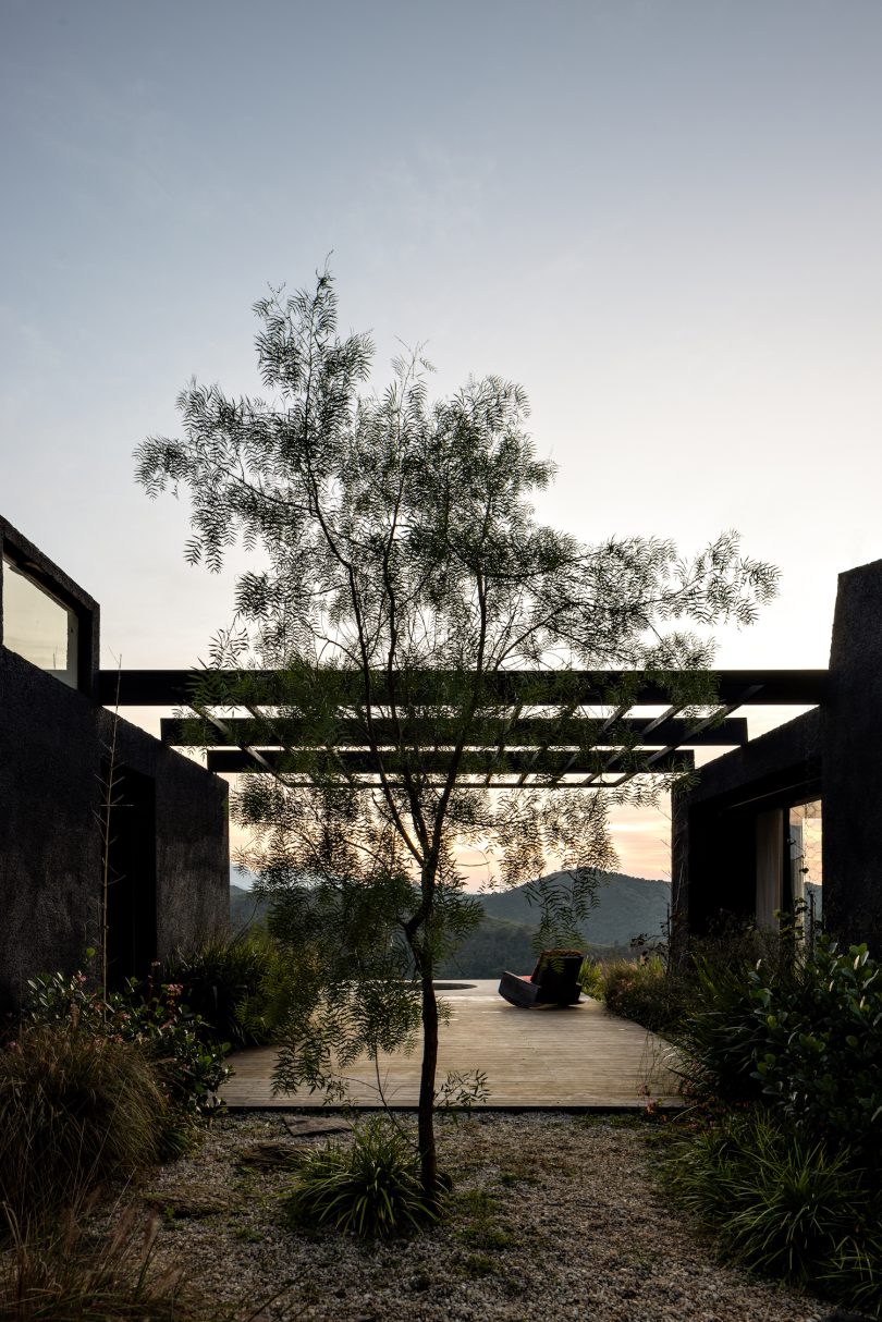 由Felipe Hess设计的极简主义住宅Casa Preta