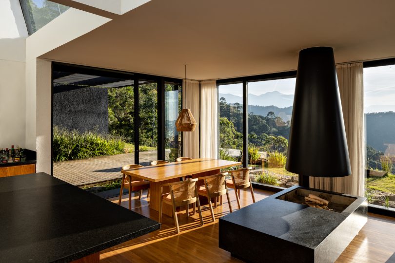 由Felipe Hess设计的极简主义住宅Casa Preta