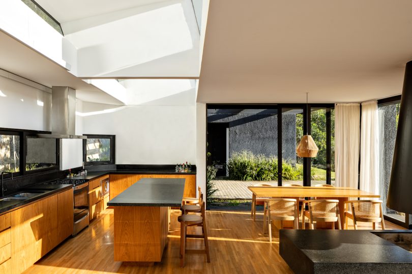 由Felipe Hess设计的极简主义住宅Casa Preta