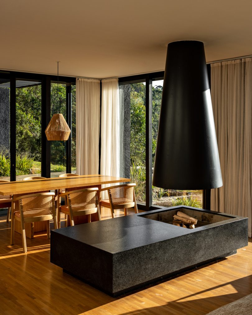 由Felipe Hess设计的极简主义住宅Casa Preta