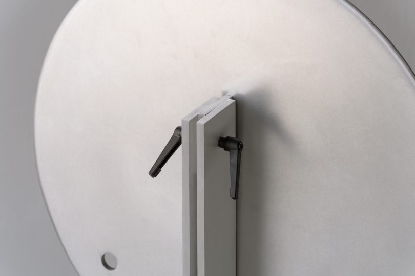 Heim+Viladrich设计的极简主义桌子Bar Table