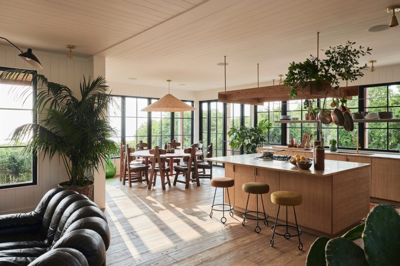 由Robert McKinley工作室设计的现代家居Captain Balfour