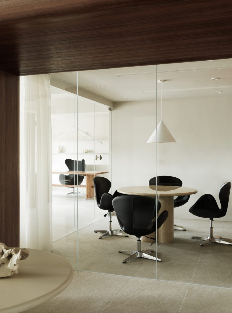 由ANG 3 STUDIO设计的极简办公空间Chip Trading Company