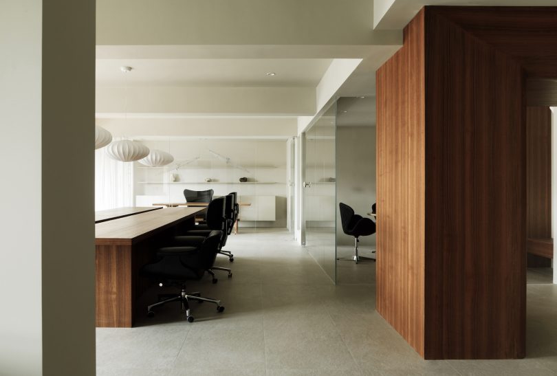 由ANG 3 STUDIO设计的极简办公空间Chip Trading Company