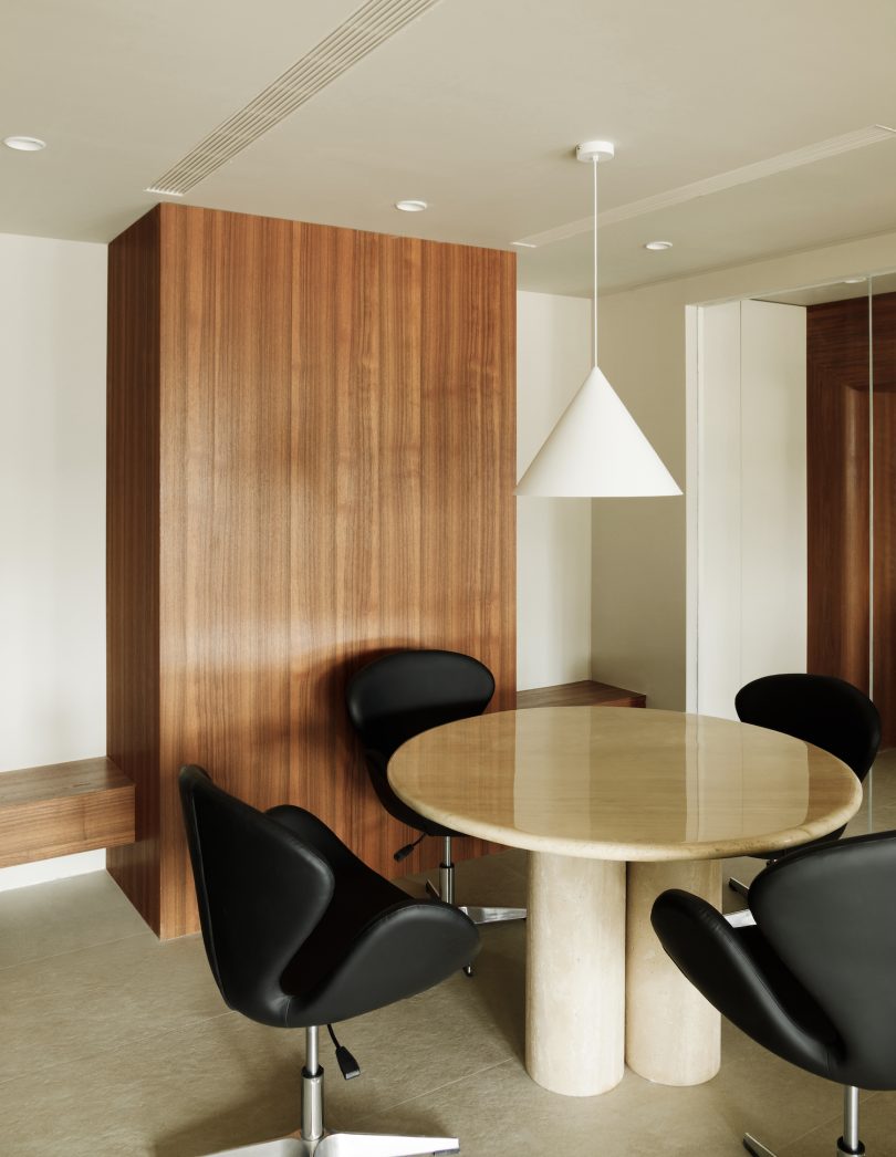 由ANG 3 STUDIO设计的极简办公空间Chip Trading Company