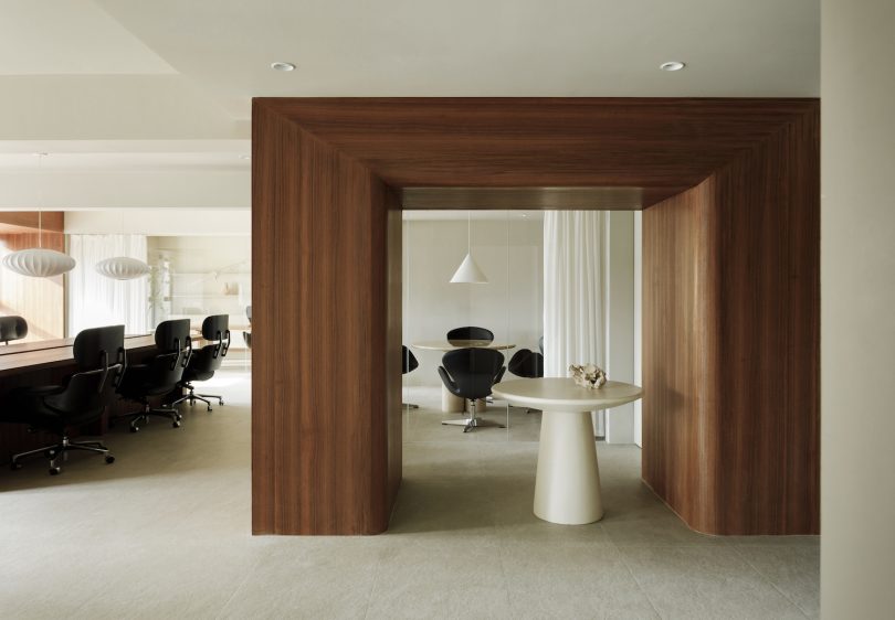 由ANG 3 STUDIO设计的极简办公空间Chip Trading Company