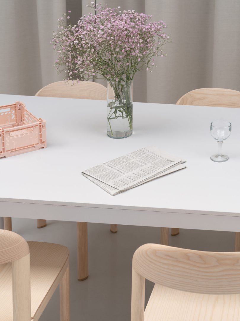 由Gerdesmeyer Krohn设计的简约桌子Frame Table