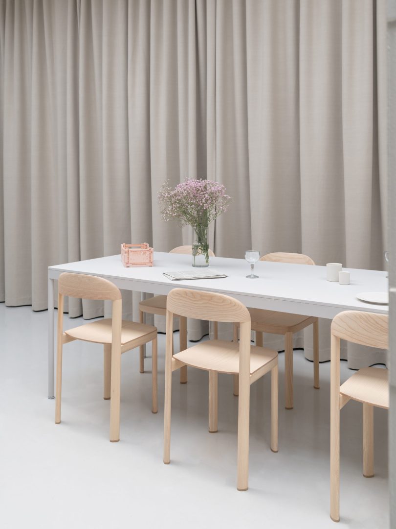 由Gerdesmeyer Krohn设计的简约桌子Frame Table