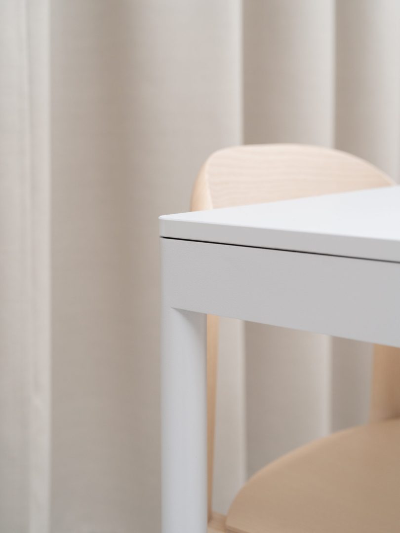 由Gerdesmeyer Krohn设计的简约桌子Frame Table