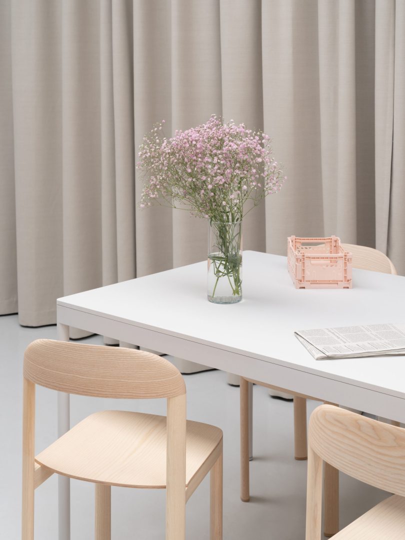 由Gerdesmeyer Krohn设计的简约桌子Frame Table