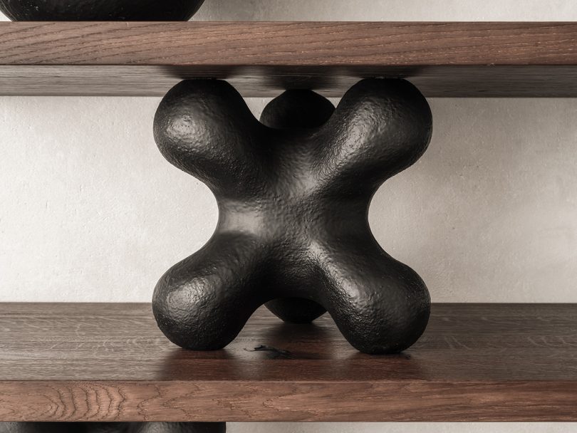 Serhii Makhno的陶瓷作品在ZEMLYA展览中打破壁垒