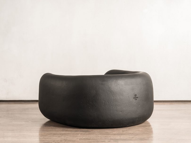 Serhii Makhno的陶瓷作品在ZEMLYA展览中打破壁垒