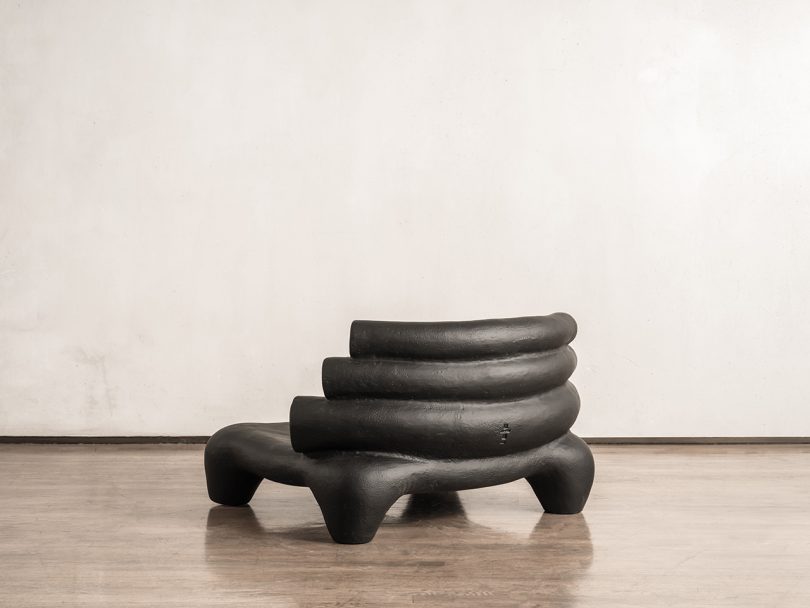 Serhii Makhno的陶瓷作品在ZEMLYA展览中打破壁垒