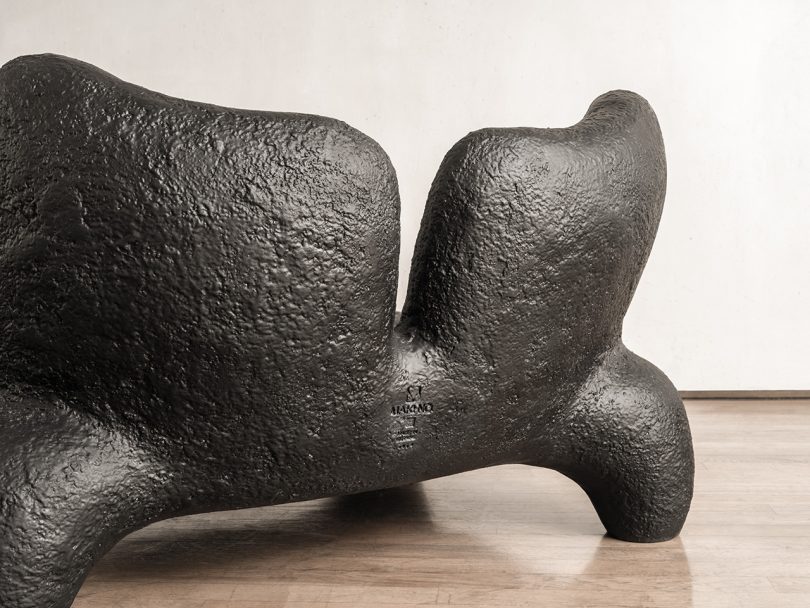 Serhii Makhno的陶瓷作品在ZEMLYA展览中打破壁垒