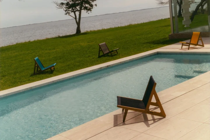 丹麦家具品牌:GUBI推出色彩缤纷的标志性MR01休闲椅