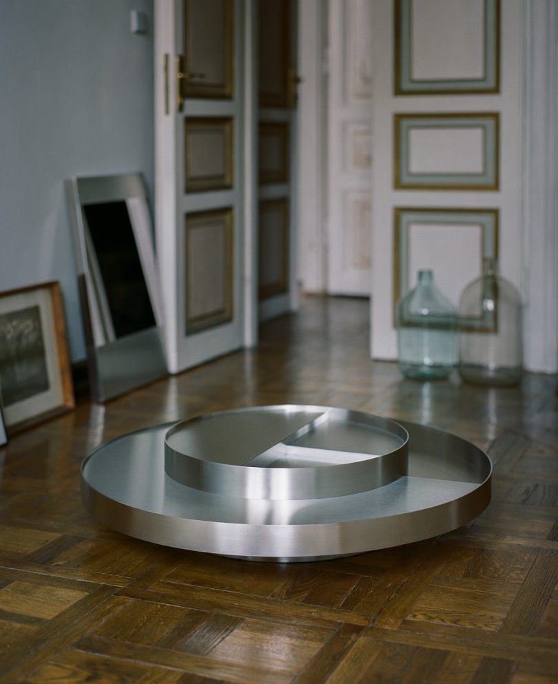 Monika Zemlickaite设计的极简主义家具Arounders