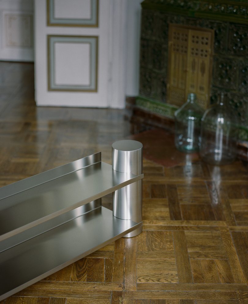 Monika Zemlickaite设计的极简主义家具Arounders