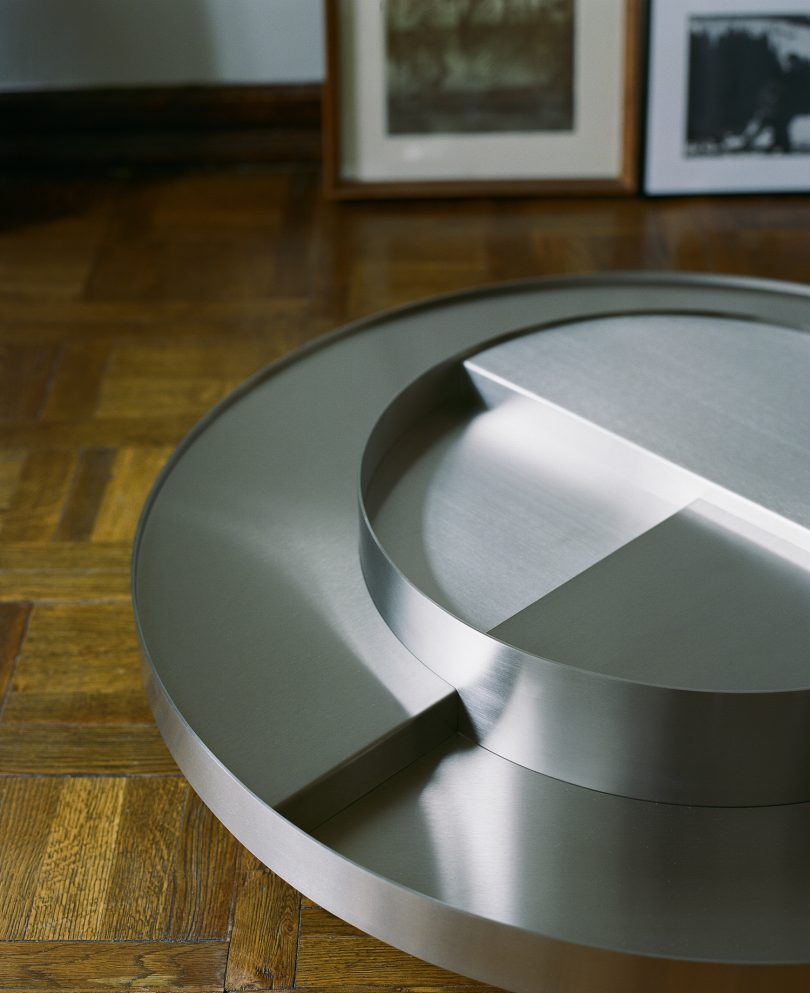 Monika Zemlickaite设计的极简主义家具Arounders