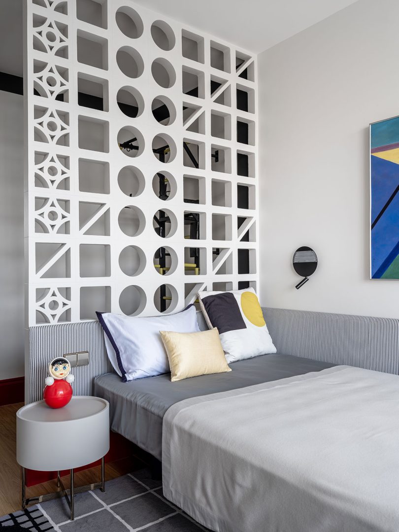 异想天开的设计:一个充满色彩+图案的古怪现代公寓