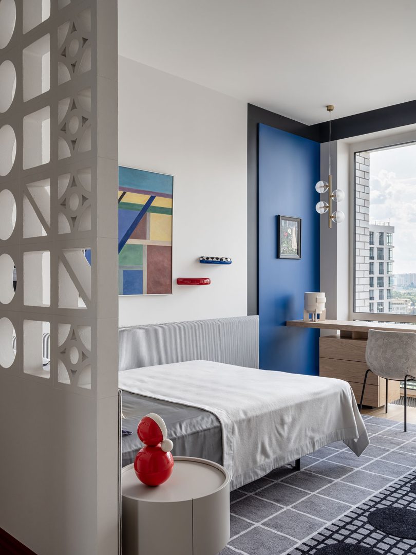 异想天开的设计:一个充满色彩+图案的古怪现代公寓