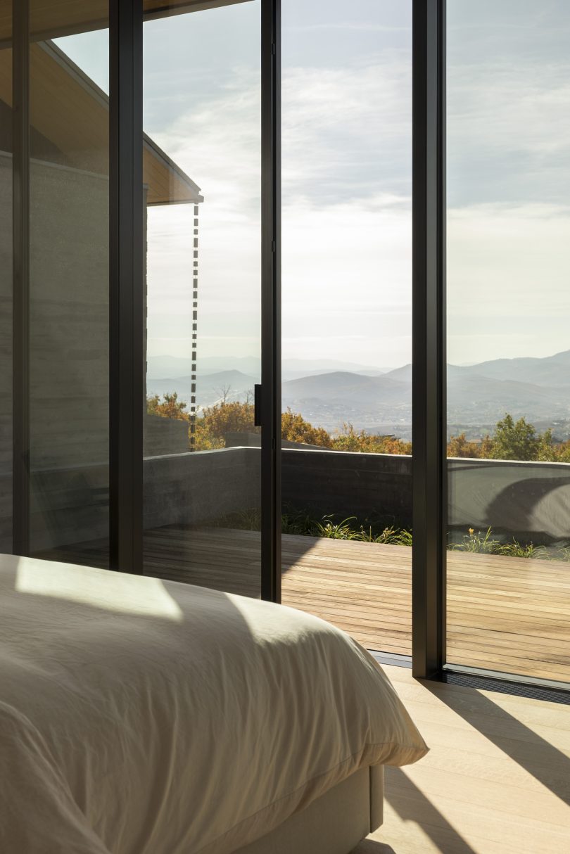 由KLIMA设计的极简主义住宅Slot House