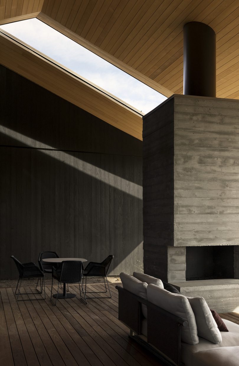 由KLIMA设计的极简主义住宅Slot House