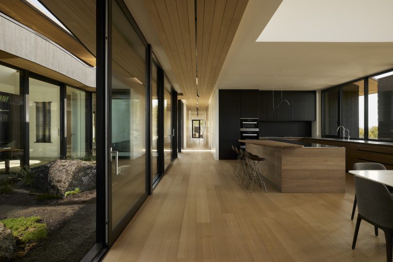 由KLIMA设计的极简主义住宅Slot House