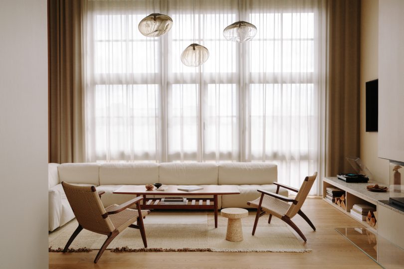 由LINEATUR设计的极简主义别墅Artists Village