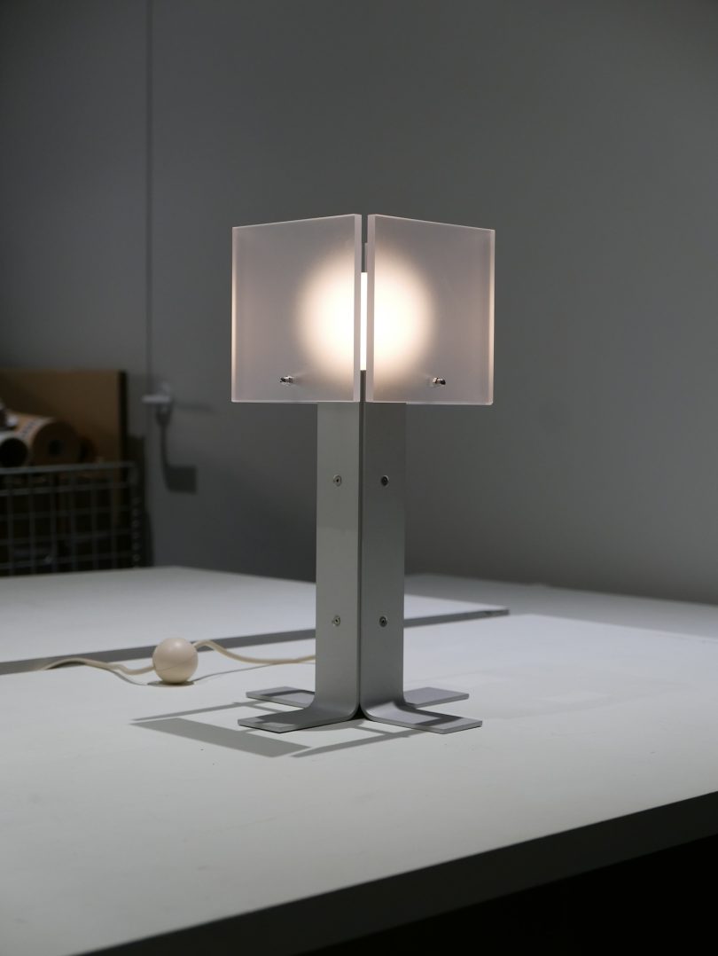 由Form of Things设计的极简主义灯具Jellyfish Lamp