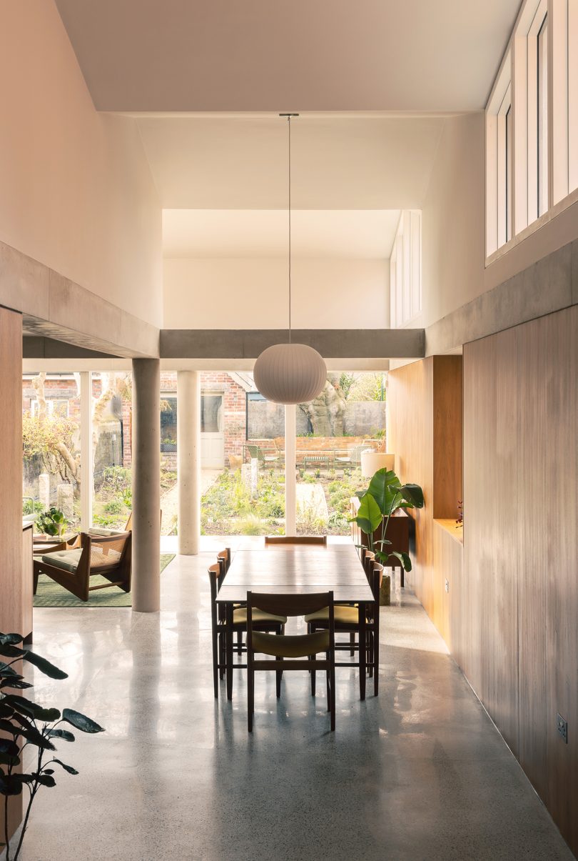 由Ryan W. Kennijan设计的简约住宅Lindsay House