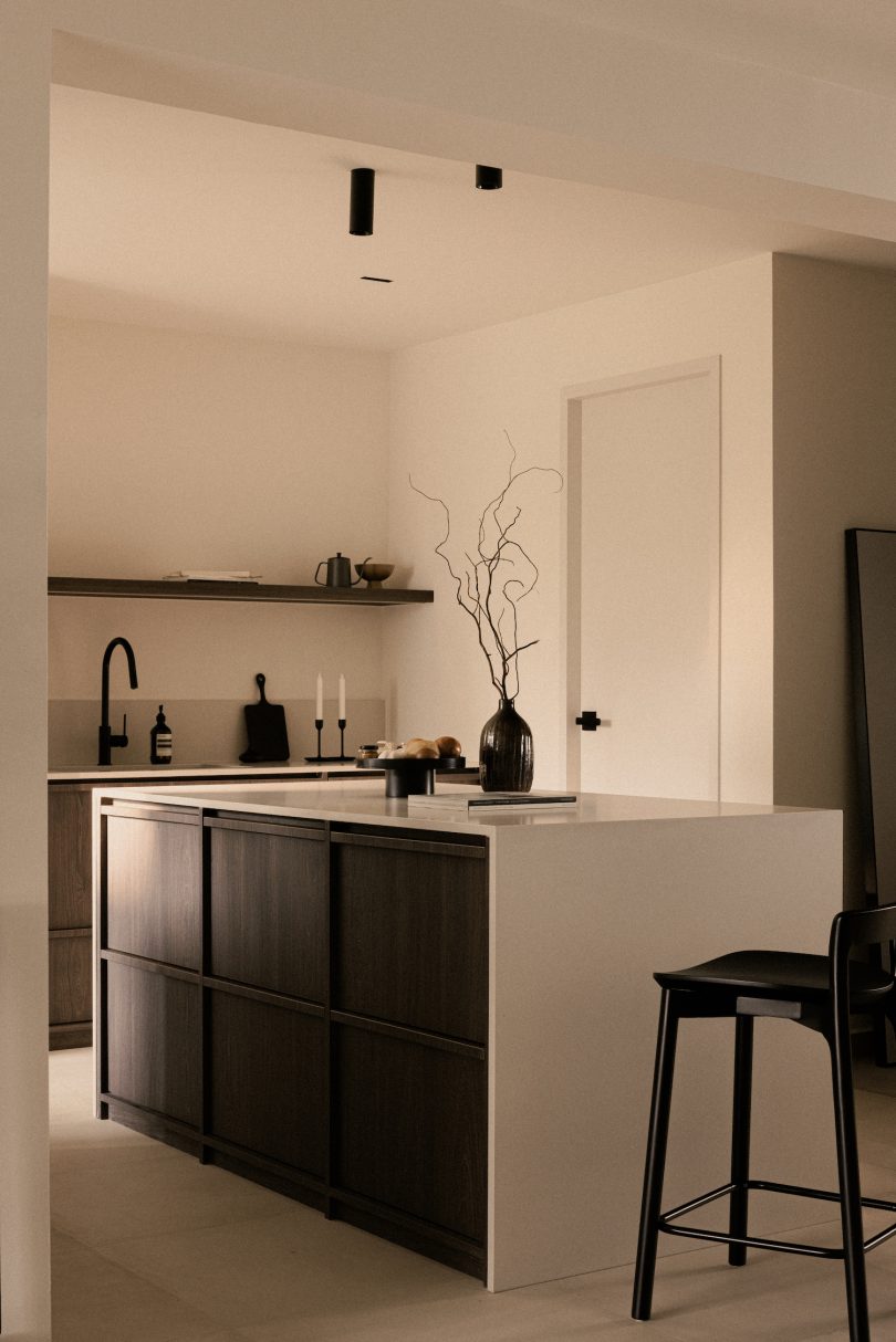 由arche设计的极简主义空间Crème