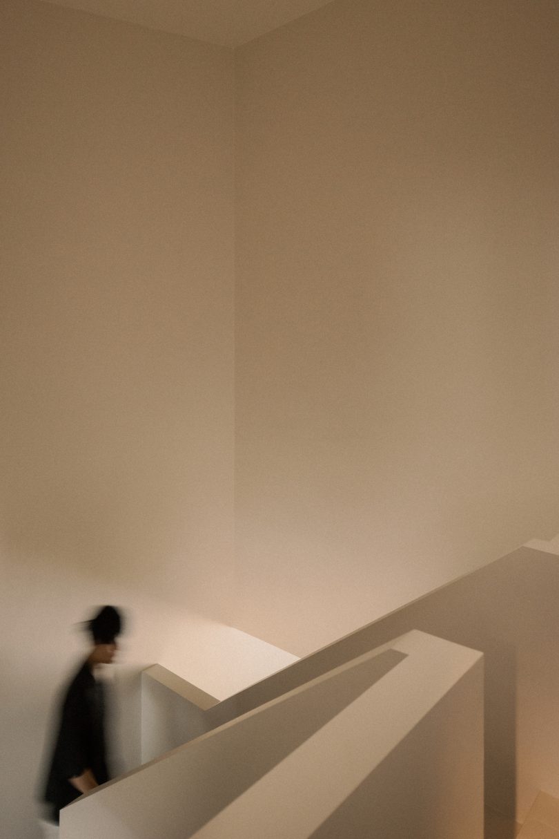 由arche设计的极简主义空间Crème