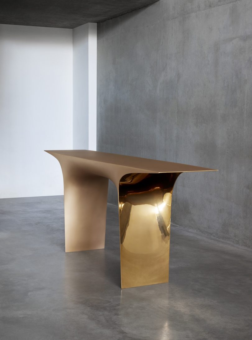 Brodie Neill设计的极简主义办公桌Atmos