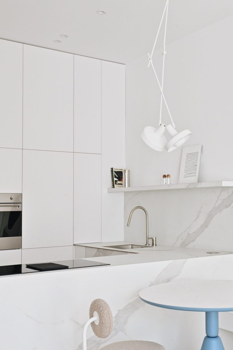 Robert-Eugen Dumitru设计的极简主义公寓M111