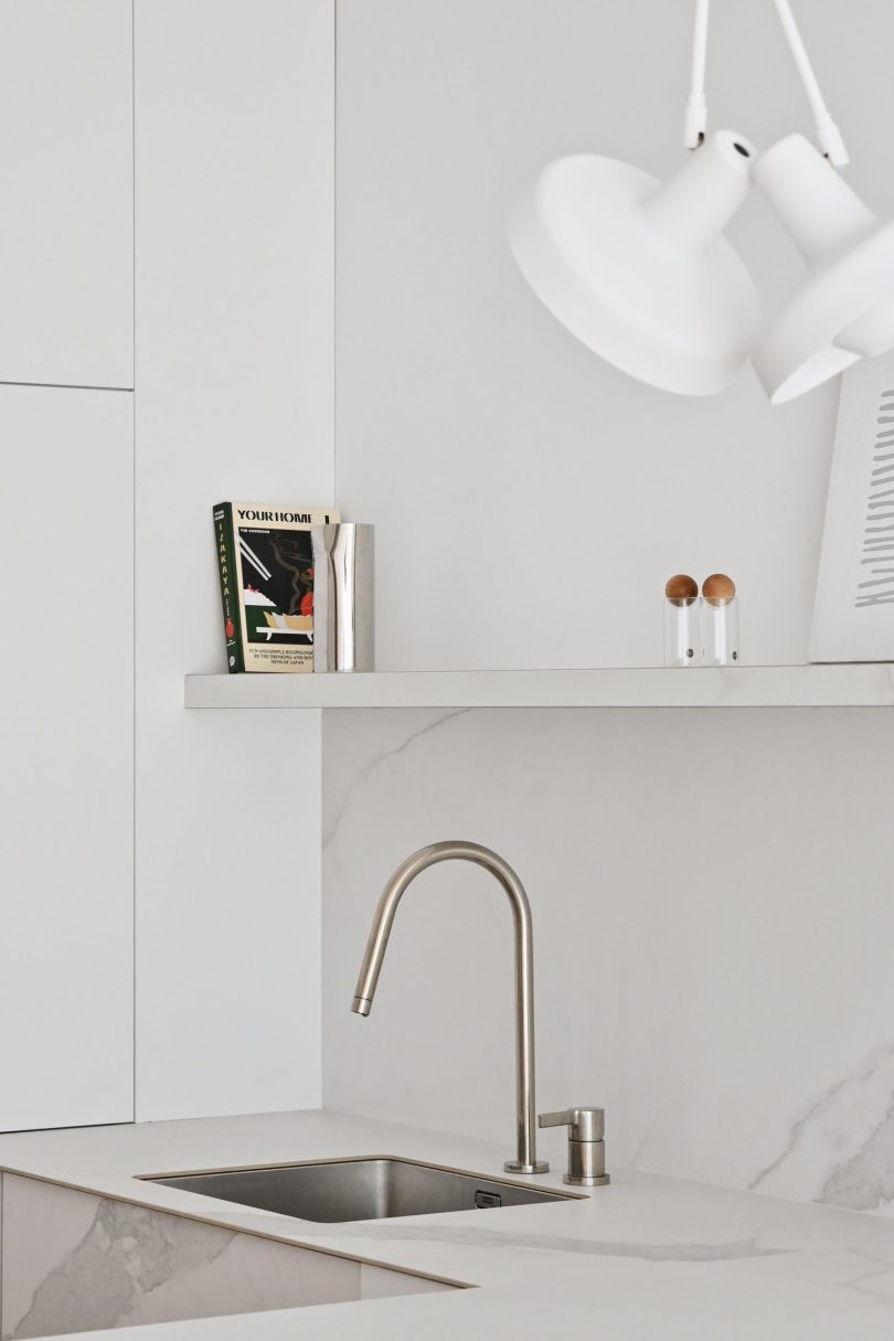 Robert-Eugen Dumitru设计的极简主义公寓M111