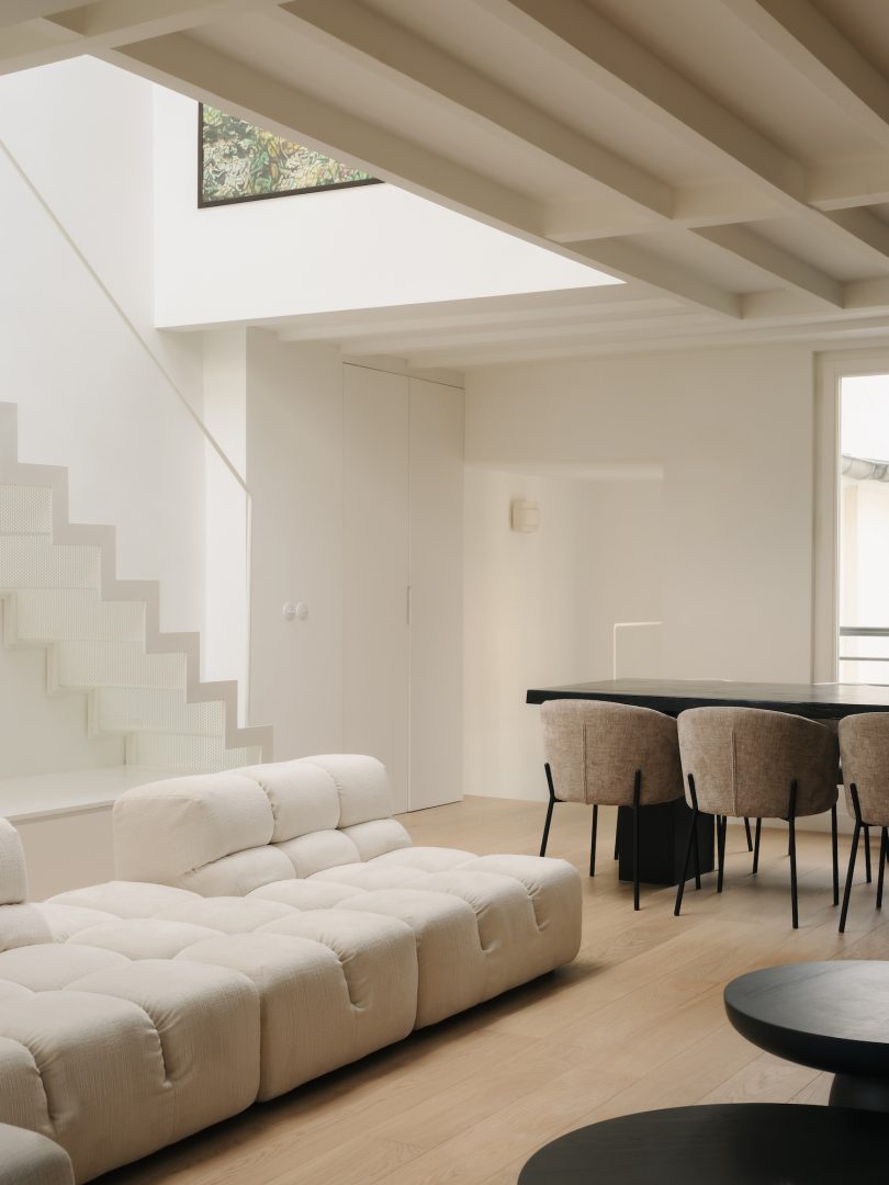 由Studiokokumi设计的极简主义公寓Navarin Apartment