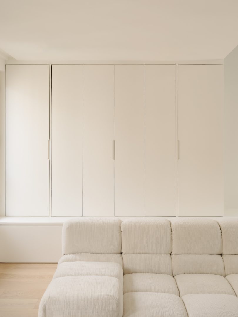 由Studiokokumi设计的极简主义公寓Navarin Apartment