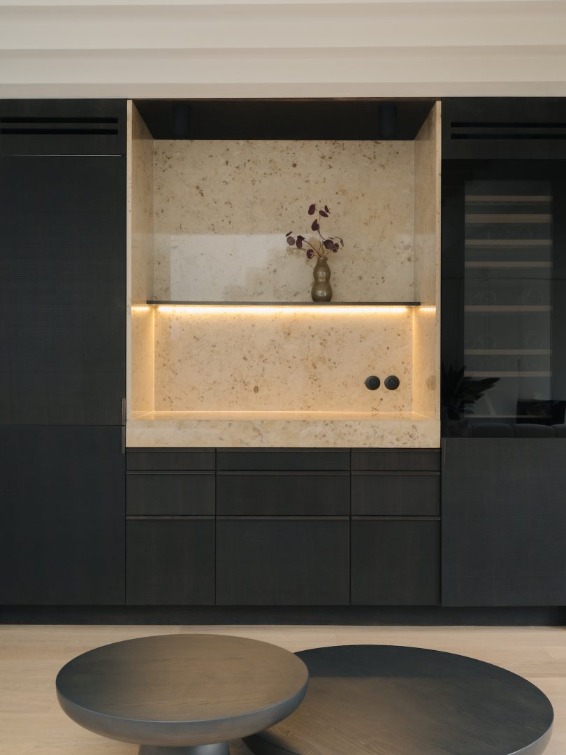 由Studiokokumi设计的极简主义公寓Navarin Apartment