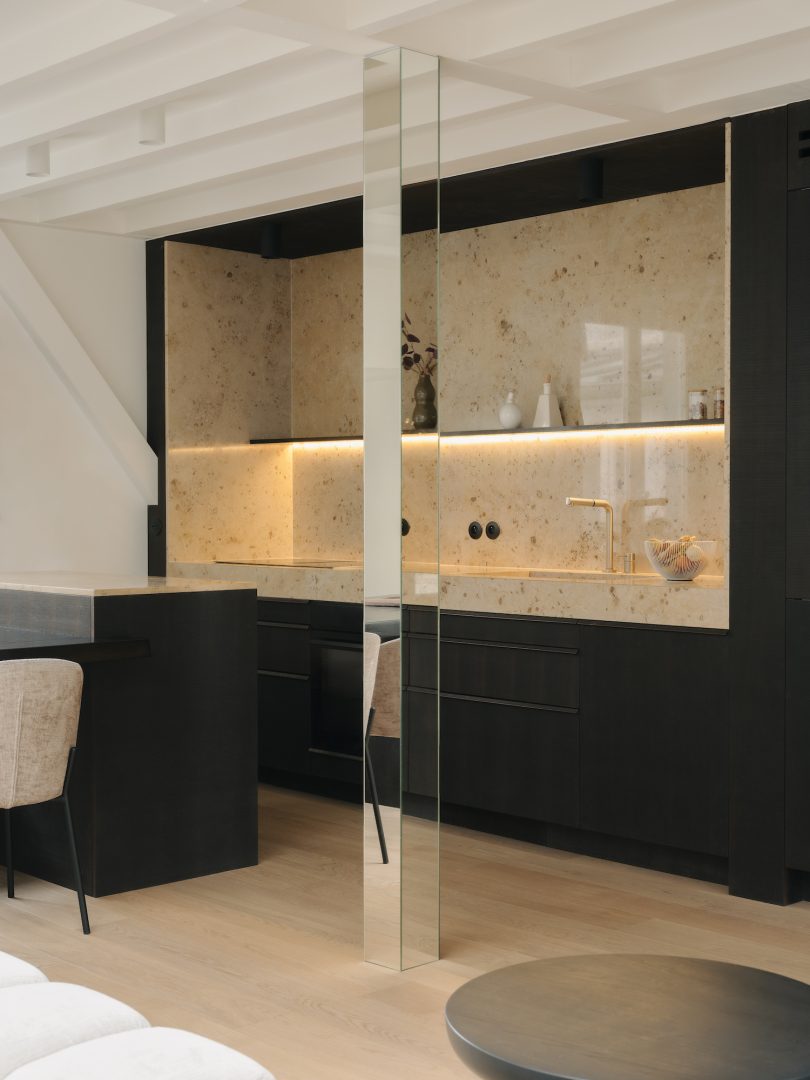 由Studiokokumi设计的极简主义公寓Navarin Apartment