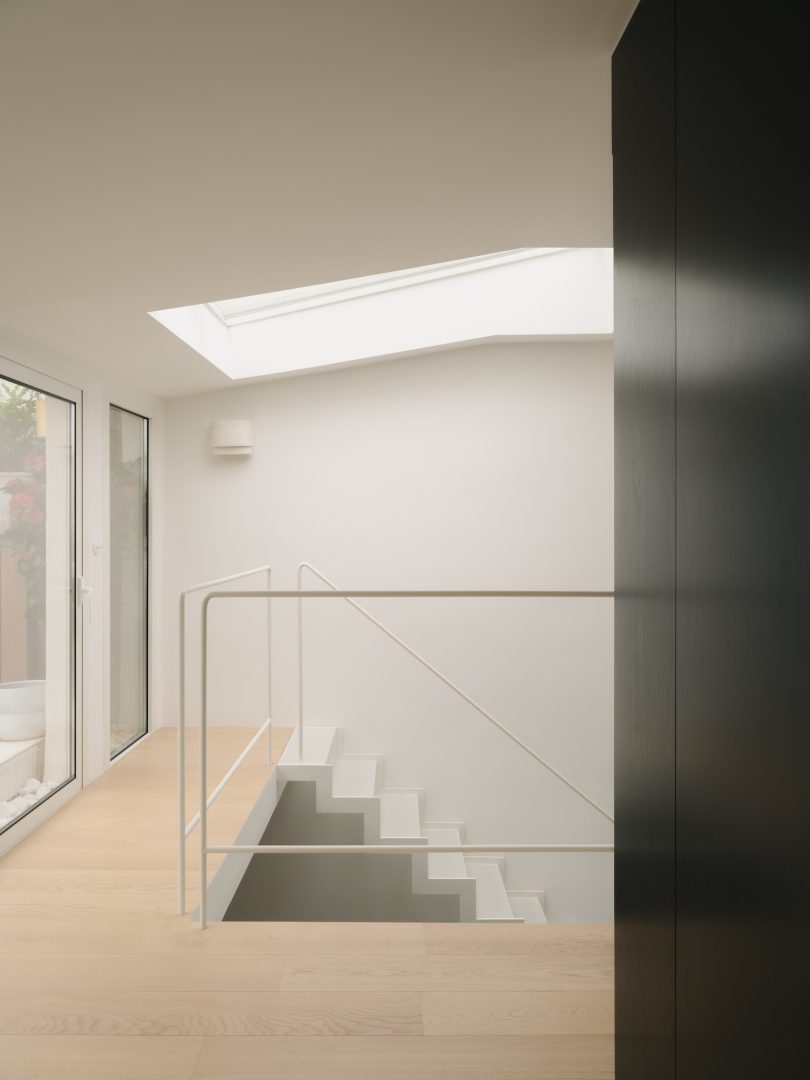 由Studiokokumi设计的极简主义公寓Navarin Apartment