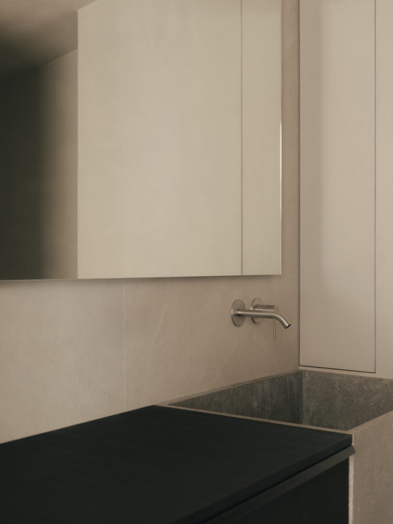 由Studiokokumi设计的极简主义公寓Navarin Apartment