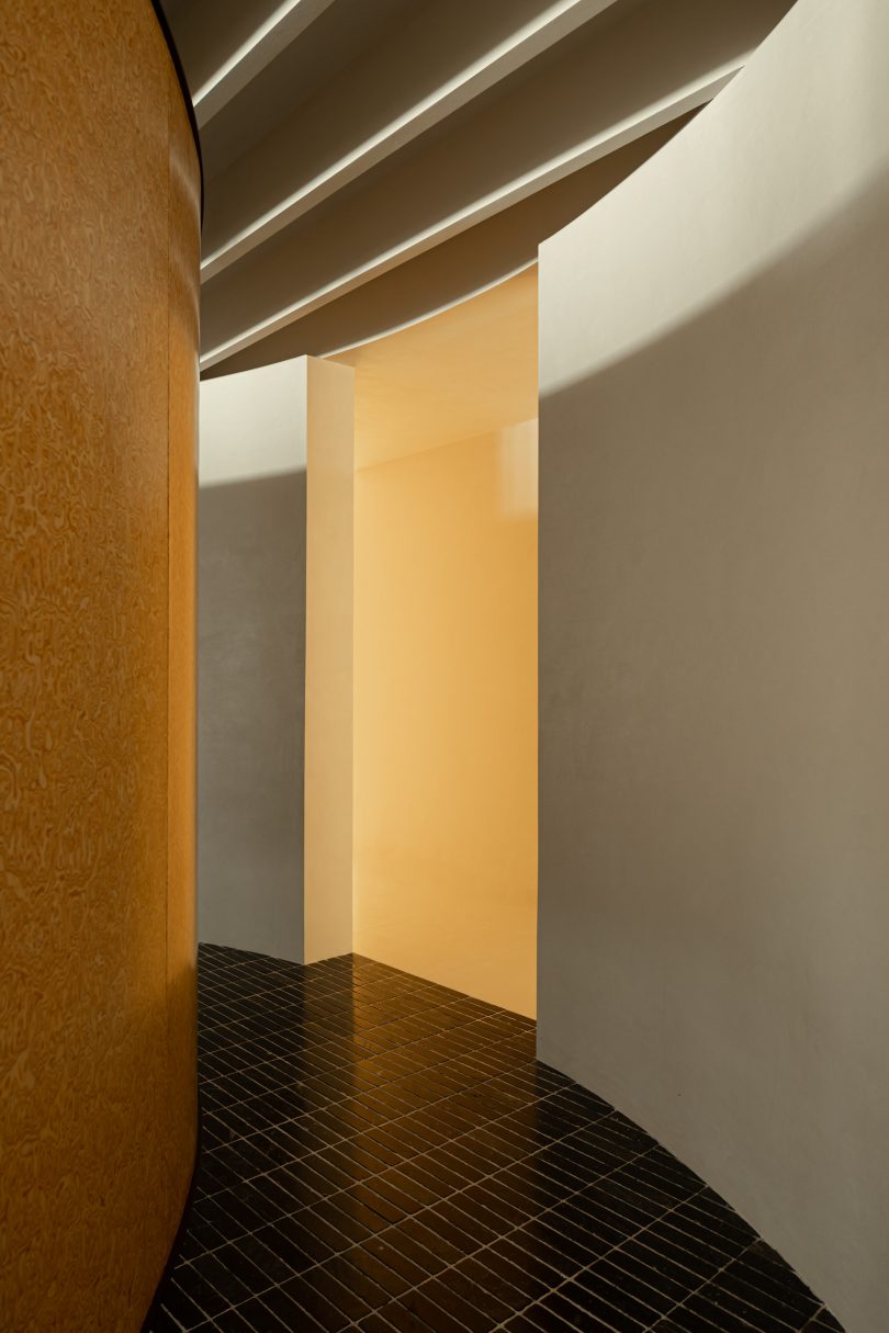 由XYH Design设计的极简主义空间Yueji Yoga