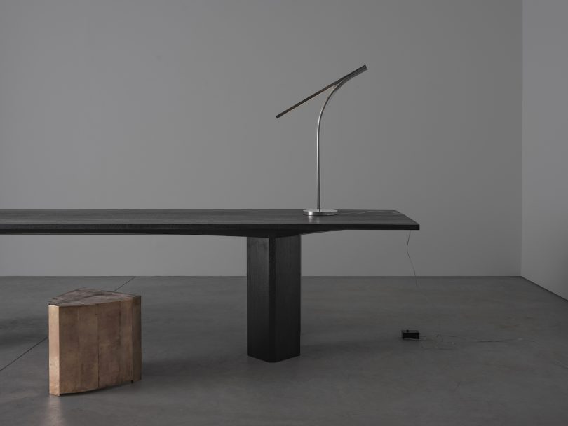 Studiokhachatryan设计的极简主义桌子CORPS