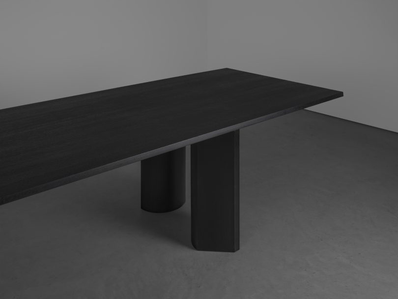 Studiokhachatryan设计的极简主义桌子CORPS
