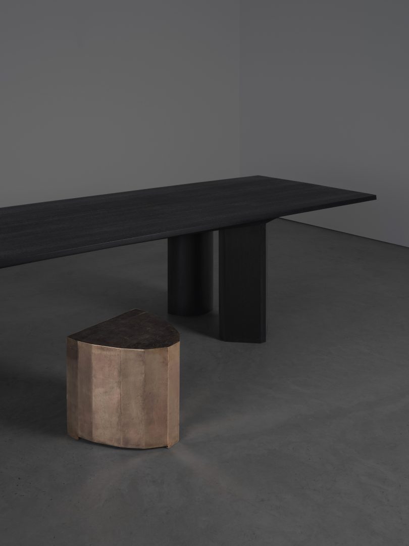 Studiokhachatryan设计的极简主义桌子CORPS